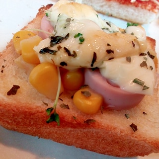 魚ニソ・コーン・スプラウト・チーズのミニトースト